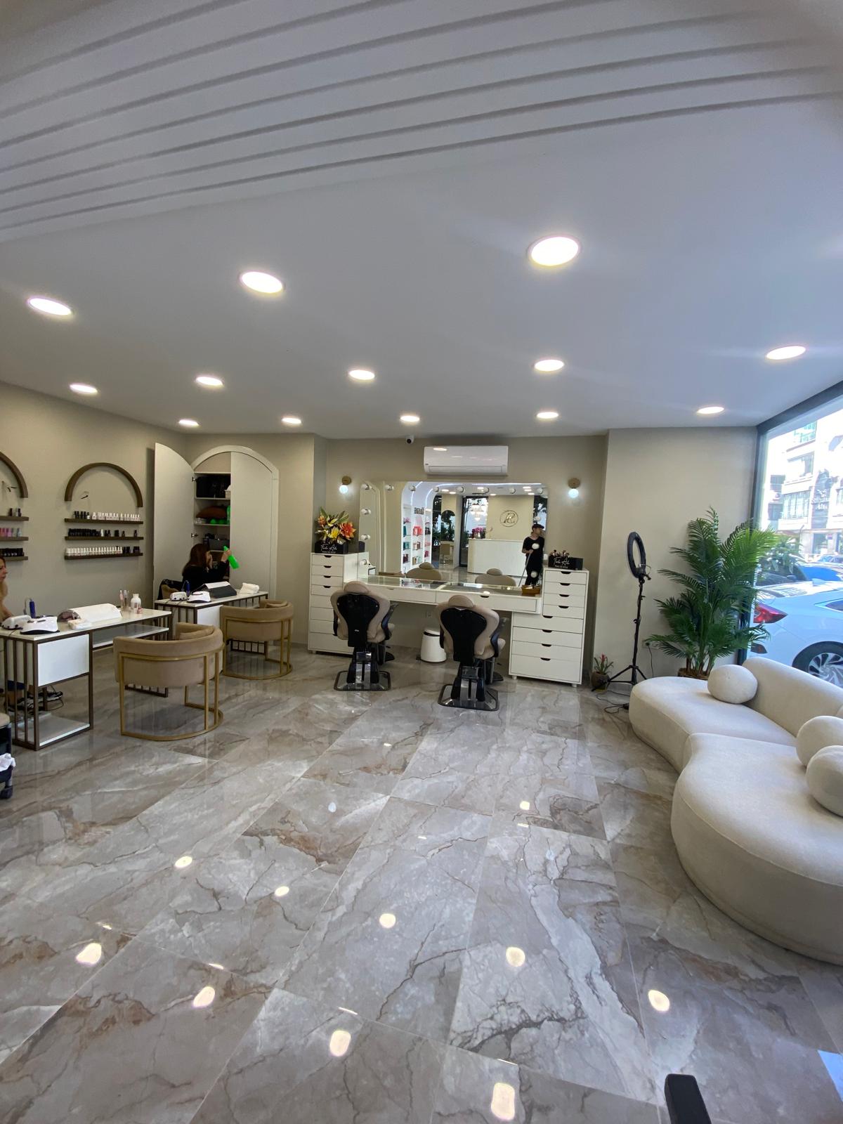 Süleyman Ada cam cepheli ferah salon alanı